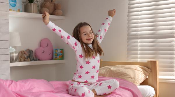 Trezirea unui copil care merge la școala poate fi o adevărată provocare! Pași simpli pentru a începe dimineața cu blândețe și energie bună pentru întreaga zi!