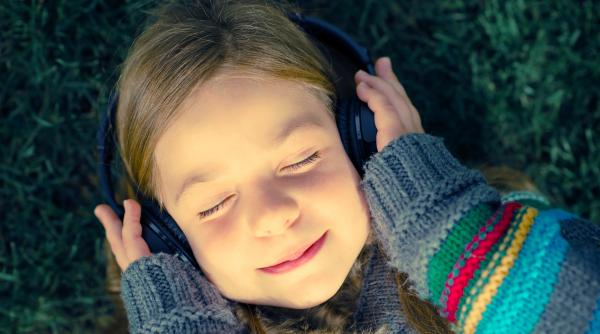 Efectul Mozart, dezmințit de mai multe studii! Cercetători: „Nu trebuie să ne așteptăm ca simpla ascultare a muzicii să ne facă copiii mai deștepți!”