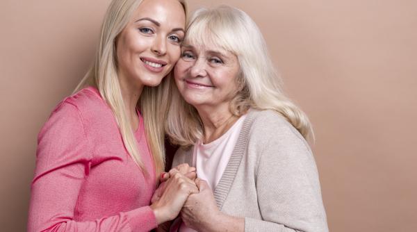 Trăsături ale părinților care rămân apropiați de copiii lor la vârsta adultă, potrivit experților