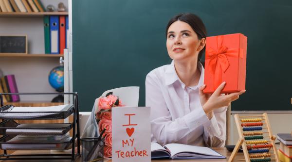 Ce facem cu ”plocoanele” pentru profesori? Se mai dau? Oana Moraru: ”Învățătoarea care face asta este o țoapă”