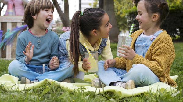 Copilul tău are dificultăți în a-și face prieteni? Iată cum îl poți ajuta