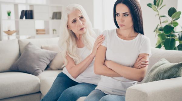 Fraze pe care părinții le spun și care pot îndepărta definitiv copiii adulți