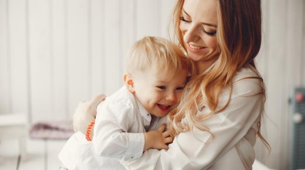 O abordare nouă și modernă în parenting: Părinții ”delfin”