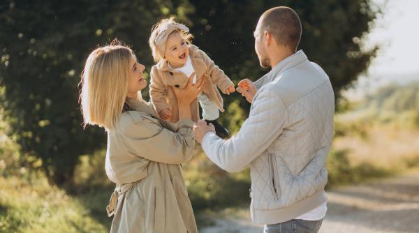 Părinți cu comportamente toxice: Semne că i-ai avut în copilărie și că încă le suferi efectele ca adult