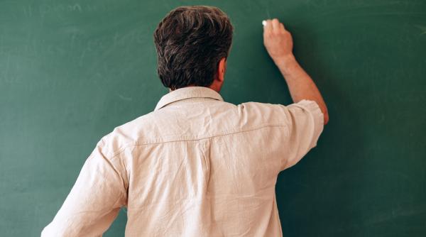 Profesor pus sub control judiciar după ce a trecut note pentru elevi care chiuleau