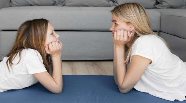 Vârsta de la care poți fi prietenul copilului tău. Psiholog Daniela Gavankar: Până atunci nu! 