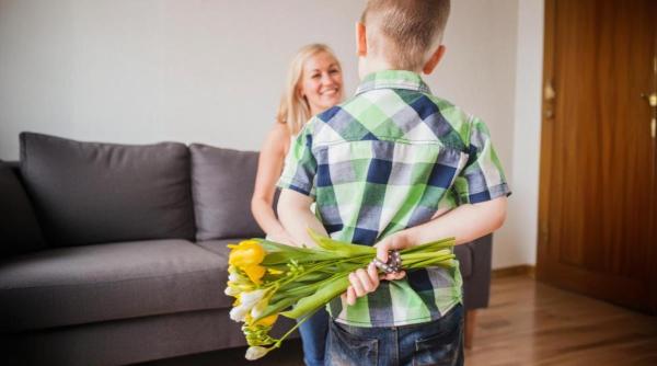 Cum să crești copii empatici și amabili: Sfaturi de specialitate pentru părinți