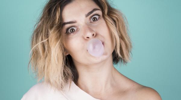 Mestecatul de gumă în timpul sarcinii. Iată ce s-ar putea întâmpla, conform medicilor