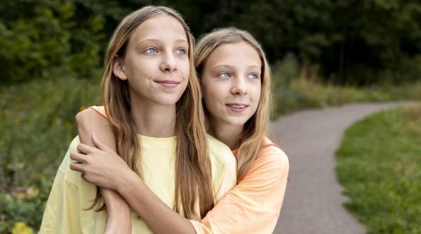 Este adevărat că frații gemeni vorbesc o limbă secretă? Cazul surorilor Kennedy (VIDEO)