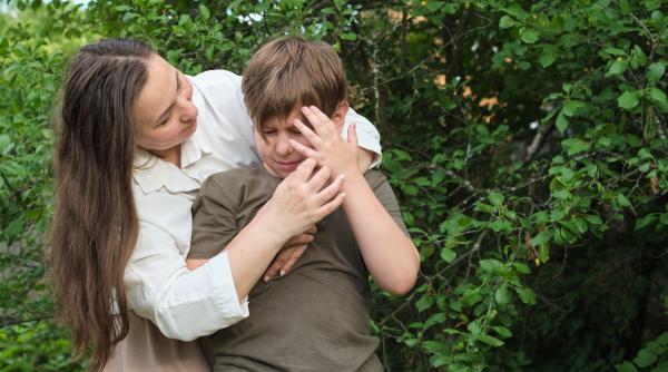 Stilul de parenting care contribuie la creșterea copiilor anxioși, potrivit cercetărilor. Ce spun studiile și cum poți rupe acest cerc vicios