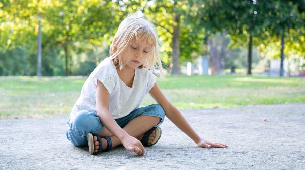 „Un copil timid se teme de nou, adică de situațiile, locurile sau persoanele noi.” Sfaturi prețioase pentru a-ți ajuta copilul