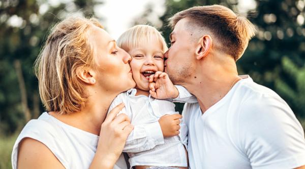 Răsfăț sau iubire necondiționată? Urania Cremene: ”Noi ne străduim prea mult. Părinții, bunicii, toată lumea stau drepți la comandă”