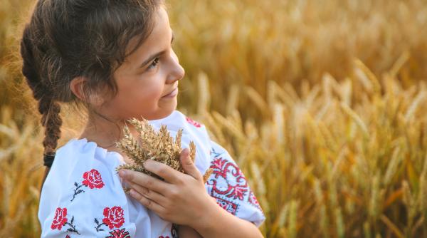 Cum sunt crescuți copiii români? Psiholog Yolanda Crețescu: Verbele iubirii sunt patru, noi îi creștem doar cu două: a avea și a putea