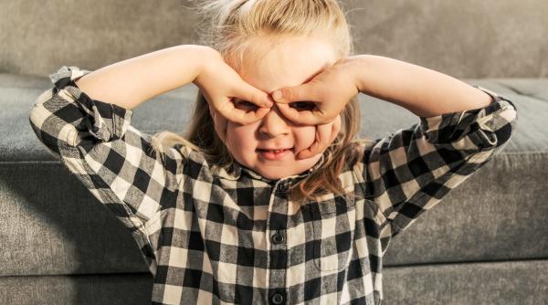 Efectul sarcasmului asupra copiilor. Pericolul subtil al ironiei și al umorului ostil în relația părinte-copil