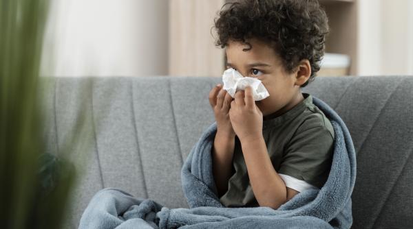 Tusea convulsivă, boala care a lovit România. Mamă: „Când o apuca tusea pe fetiță dura și câte o oră jumătate. GROAZNIC, până la vomă”