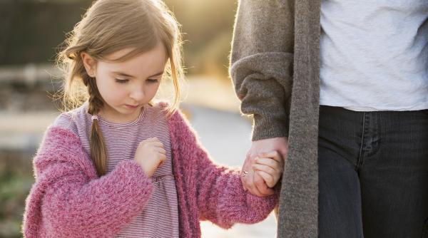 Afirmații pe care părinții le spun copiilor lor și care fac mai mult rău decât bine, conform dr. Shefali Tsabary, după ce a antrenat sute de părinți