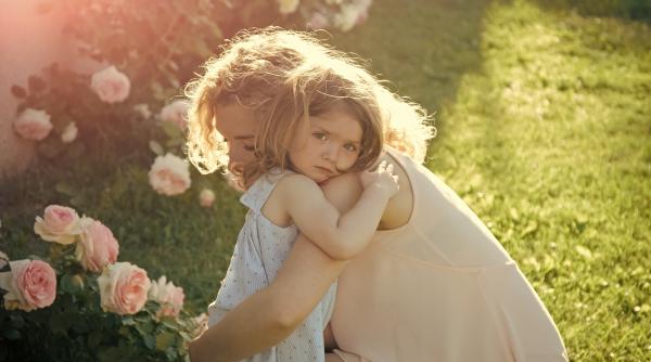 Ești o „mamă roz?” Noua tendință de parenting care face furori pe TikTok. Psihiatru pediatru: „Este o oportunitate de învățare pentru părinți!”