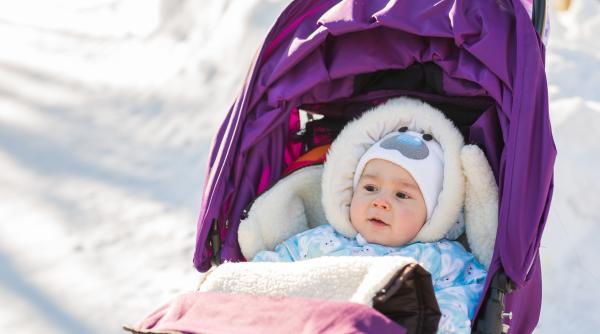 Ieșirile cu bebelușul în vreme rece: Măsuri de precauție pentru o plimbare confortabilă