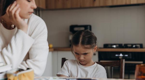 De ce unele obiceiuri bine intenționate ale părinților pot sabota succesul școlar al copiilor: Greșeli și soluții la temele pentru acasă