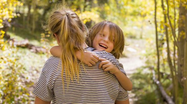 Iată care este atitudinea zilnică de adoptat pentru bunăstarea copilului tău, potrivit unui cercetător în parenting