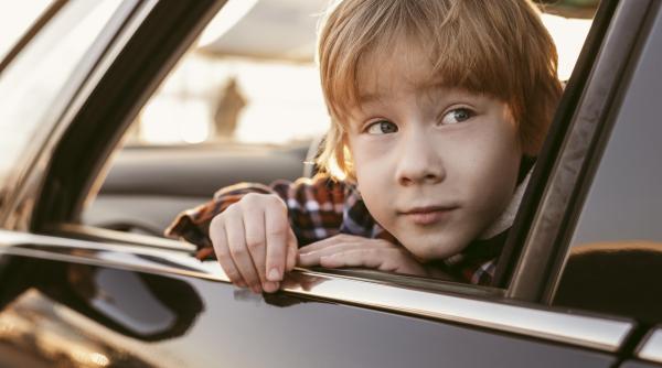 Când poate copilul să stea pe locul din față al mașinii? Reguli și siguranță conform Codului Rutier