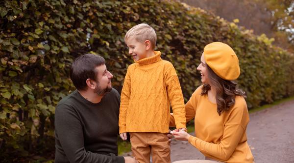 Comportamente parentale care dăunează: Greșelile educaționale frecvente făcute de părinți și pașii necesari pentru a le corecta