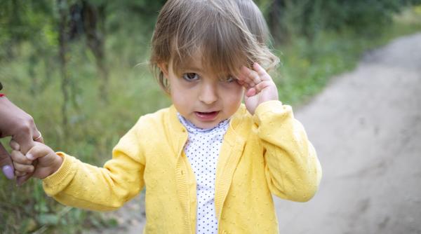 De ce părinții luptă împotriva comportamentului „rău” al copiilor? Specialist: „NU au nevoie de mami și tati care să se lupte cu ei, ci care să meargă alături de ei!”