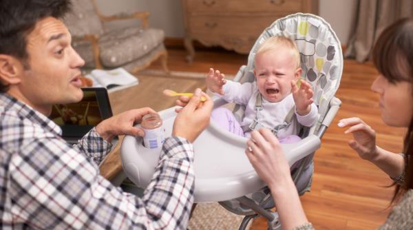 Afirmațiile de evitat pentru a nu-ți devaloriza partenerul în fața copilului. Experți: „Creează confuzie și suferință pentru cei mici!”