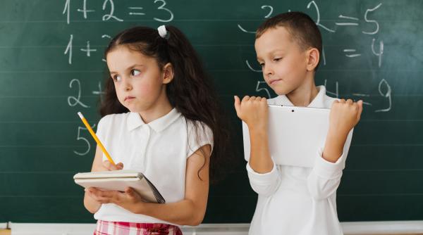STUDIU: „Fetele au rezultate mai slabe la matematică decât băieții”