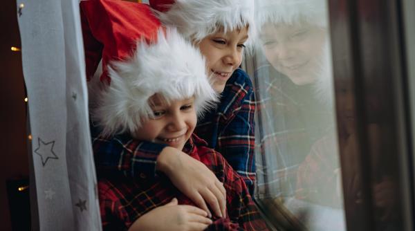 Vârsta la care copiii încetează să mai creadă în Moș Crăciun, conform experților în educație parentală: „Există mari variații, unii de la 3 ani, alții continuă să creadă până la 16 ani”