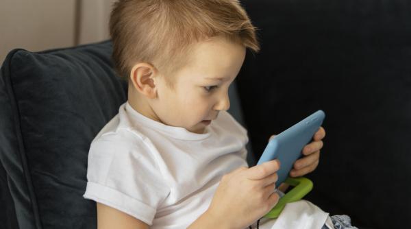 Nu folosi niciodată ecranele pentru a calma crizele de furie ale copiilor