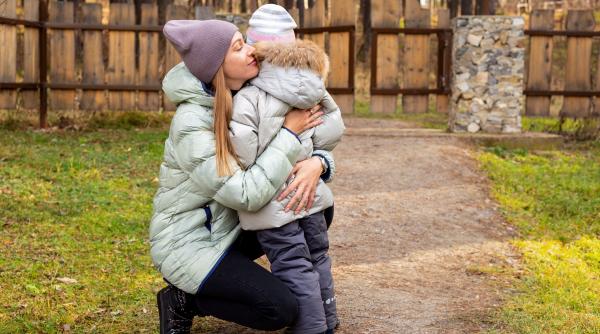 3 comportamente frecvente ale copiilor care caută constant validarea părinților lor, potrivit experților în psihologie