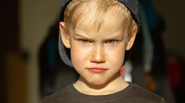 Cum ajung copiii să fie răi cu părinții lor? Tiparele comportamentale în parenting care deteriorează relația, explicate de un psiholog