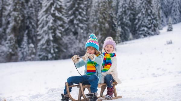 Vacanța de iarnă pentru elevi în 2024: Copiii se vor bucura de 18 zile libere!