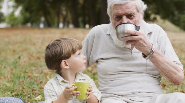 Cum recunoști un bunic narcisist: 10 comportamente cheie