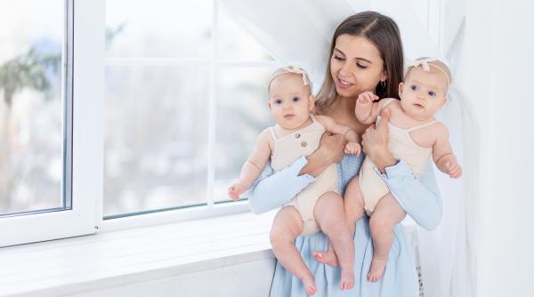 Familiile cu gemeni și multipleți vor beneficia de concediu simultan: Ce presupune noul proiect de lege