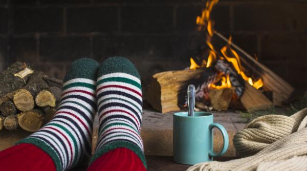 „Afară ninge liniștit / Și-n casă arde focul / Iar noi pe lângă mama stând / Demult uitarăm jocul”. Poezii de Crăciun care ne amintesc de copilărie