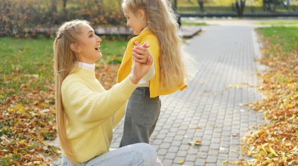 Daniela Gavankar, avertisment pentru mamele supraprotectoare: „Copilul nu vrea să cadă, nu vrea să ia notă mică, nu vrea să fie problemă! Să-l lăsăm să facă lucruri singur!” / VIDEO 