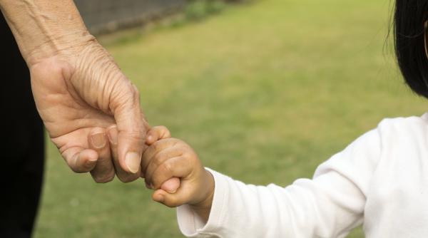 O bunică a luat de la școală un copil străin din greșeală. Și-a dat seama după o oră