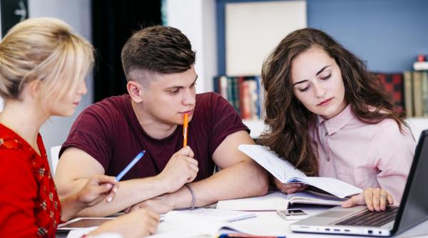 Vrei să faci față examenelelor? Iată cum să înveți fără stres