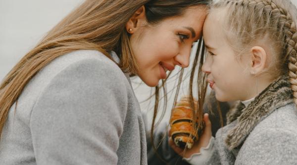 Încurajezează independența copilului tău fără a pierde conexiunea emoțională 