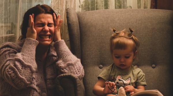 Presiunea de a fi „mama perfectă”. Lecțiile Danielei Gavankar pentru toți părinții: „Planeta nu se oprește dacă rămân hainele necălcate” / VIDEO