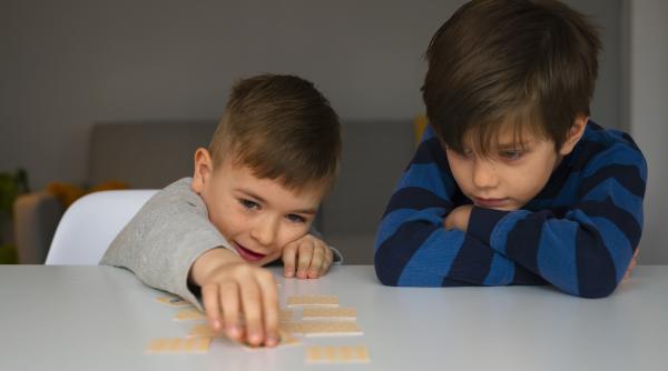 Minimalism în parenting: Cum să simplifici viața copilului tău