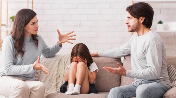 Concluziile unui studiu, după 21 de ani de cercetare: Strictețea parentală în „perioadele sensibile” poate lăsa urme adânci asupra creierului copiilor 