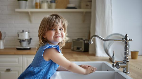 Universitatea Harvard: „Pentru a crește adulți de succes, trebuie să le permiți copiilor tăi să facă treburi casnice”