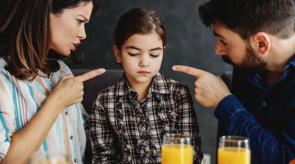 3 semne care arată că părinții au țipat prea mult la tine în copilărie. Experți: „Provoacă micro-traume. Este copleșitor pentru un micuț să fie supus la așa ceva!”