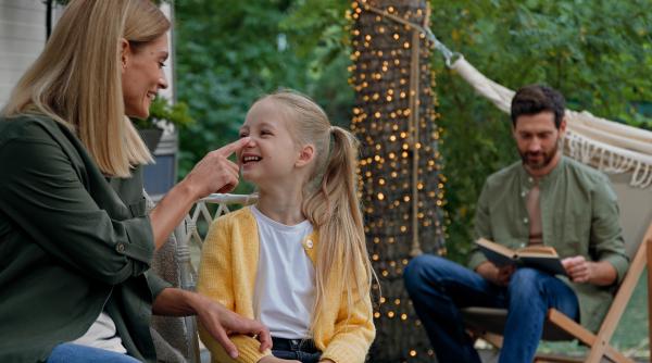 Șapte întrebări simple, dar puternice, pe care le poți adresa copiilor tăi pentru a-i ajuta să-și dezvolte încrederea și stima de sine