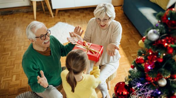 Ce să oferi bunicilor de Crăciun când spun că nu au nevoie de nimic? 8 idei originale și speciale