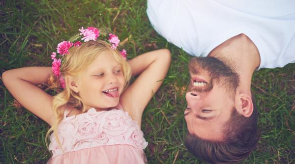 Cum pot părinții crește copii de succes, potrivit unui decan de la Stanford: „Fii autoritativ, nu autoritar!”