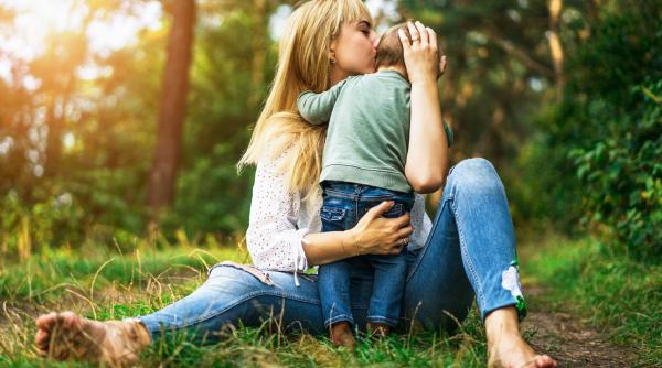 De la fiică subprotejată la mamă supraprotectoare: 10 semne care îți arată că ai dus protecția prea departe